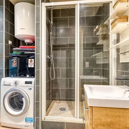 32 M In With Wifi 4 People Apartment *